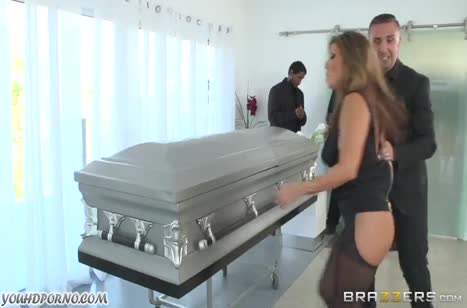 Бесстыжая парочка устроила порно прямо на похоронах